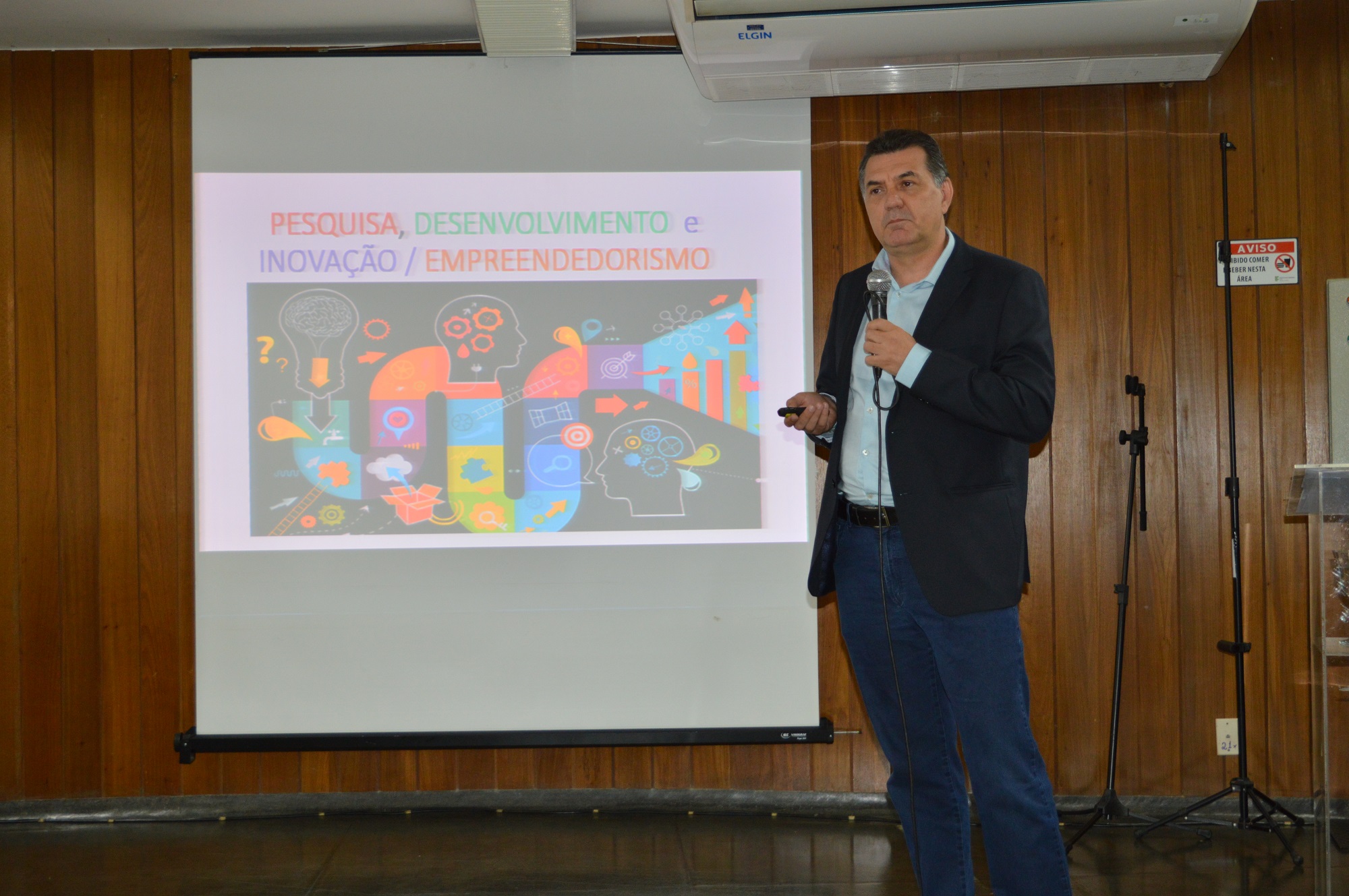 Diretor de Inovação e Novos Negócios da Fundação de Desenvolvimento de Tecnópolis (Funtec), Pedro Luiz Costa Oliveira, proferiu palestra na abertura do evento na manhã desta terça-feira, 21, no auditório Demartin Bizerra, no Câmpus Goiânia.